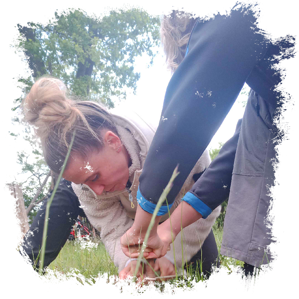 Waldläufer-Club Guide erklärt Kindern etwas in der Natur